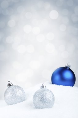 Mavi ve Noel baubles kar, Gümüş arka plan üzerinde gümüş