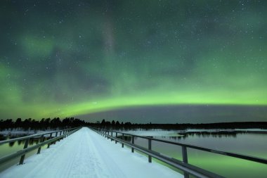 Kışın, Fin Lapland bir köprü üzerinde Kutup ışıkları