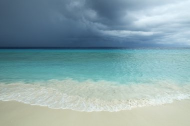Tropikal plaj ve strom bulutlar küçük Curacao, Hollanda