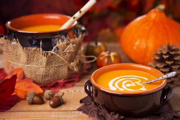 Sopa de calabaza casera sobre una mesa rústica con decoraciones otoñales — Foto de Stock