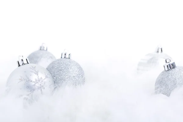 Kerstballen op een gevederde oppervlak, fel verlicht — Stockfoto