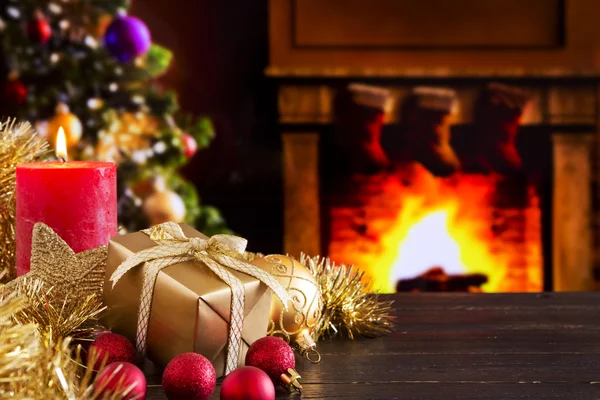 Escena de Navidad con chimenea y árbol de Navidad en el backgro —  Fotos de Stock