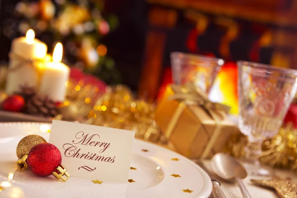 Рождественский стол с камином и елкой в backgro — стоковое фото