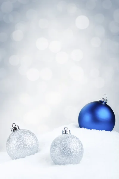 Синьо-срібні різдвяні сукні на снігу, срібний фон — стокове фото