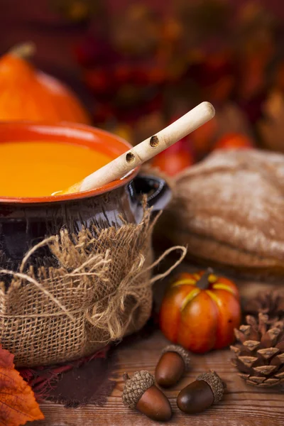 Soupe de citrouille maison sur une table rustique avec des décorations d'automne — Photo