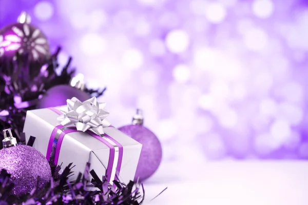 Cena de Natal roxo com bugigangas e presente — Fotografia de Stock