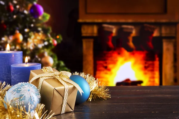 Kerstmis scène met open haard en kerstboom in de backgro — Stockfoto