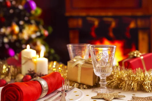 Karácsonyi asztal, kandalló és a backgro karácsonyfa — Stock Fotó