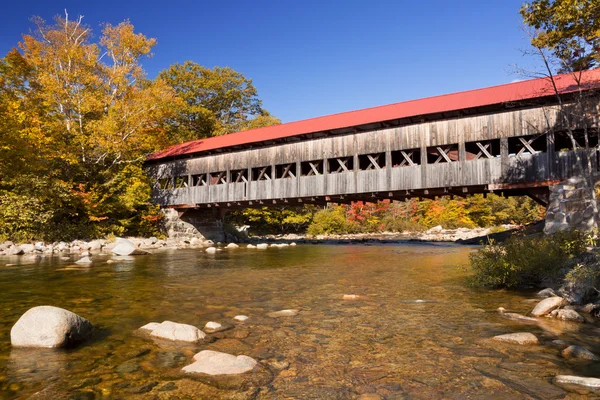 Puente cubierto, follaje de río y otoño, Swift River, NH, Estados Unidos — Foto de Stock