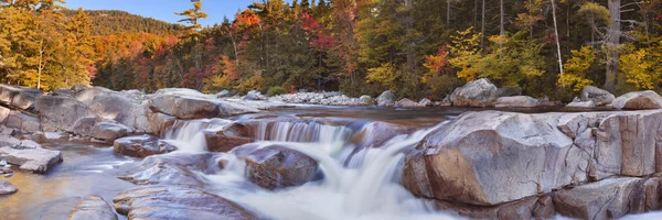 河穿越秋天的落叶，斯威夫特河下瀑布，新罕布什尔州，美国 — 图库照片