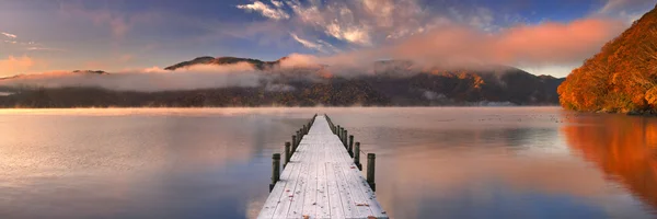 Lake Chuzenji, Japonya'da iskeleye gündoğumu Güz