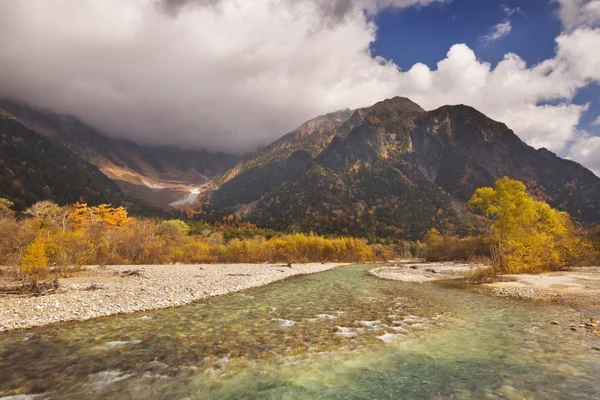 Cores do rio Azusa e do outono em Kamikochi, Japão — Fotografia de Stock