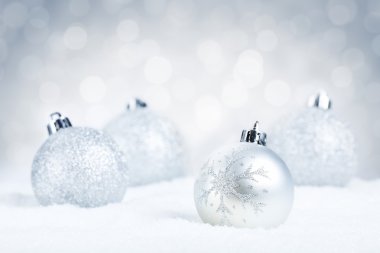 Gümüş Noel baubles gümüş bir arka plan ile karda