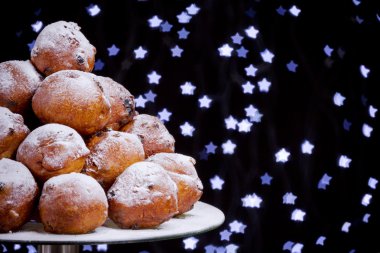 Hollandalı New Year's Eve oliebollen, geleneksel bir pasta