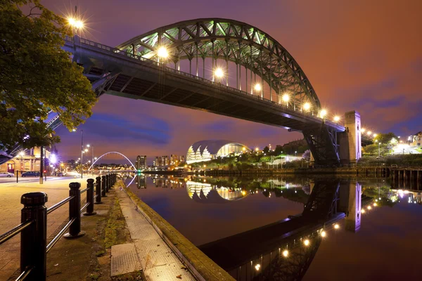 Broar över floden Tyne i Newcastle, England på natten — Stockfoto