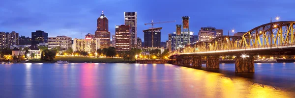 Skyline of Portland, Oregon across the Willamette River, at nigh — Stock Photo, Image