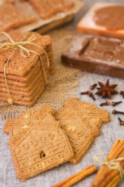 Otantik ahşap çerez kesim ile tipik Hollanda speculaas kurabiye