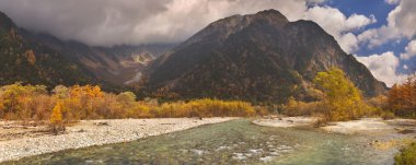 Azusa nehir ve sonbahar renkleri Kamikochi, Japonya