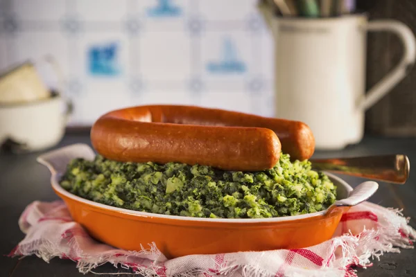 Comida holandesa: col rizada con salchicha ahumada o 'Boerenkool met worst' — Foto de Stock