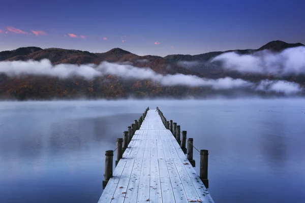中禅寺湖、日本の夜明けの桟橋 — ストック写真