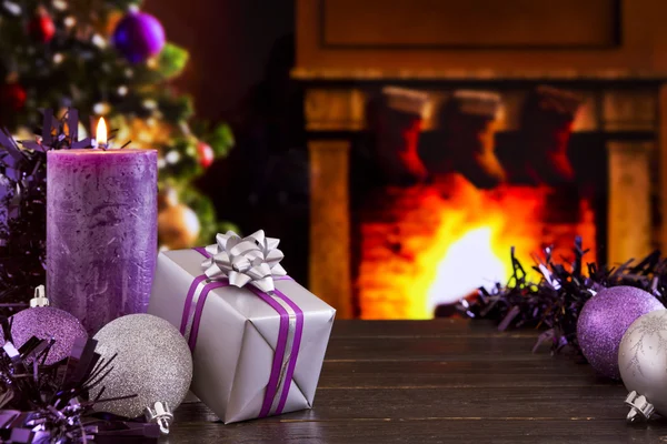 Kerstmis scène met open haard en kerstboom in de backgro — Stockfoto