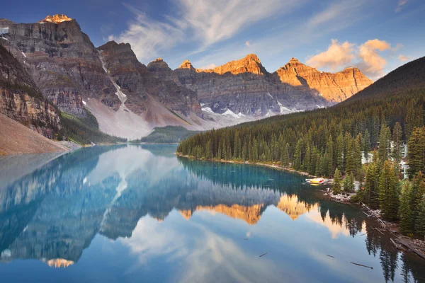 Moraine Lake napkeltekor, Banff National Park, Amerikai Egyesült Államok — Stock Fotó