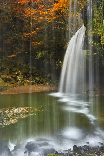 Nabegataki Falls in Japan in de herfst — Stockfoto