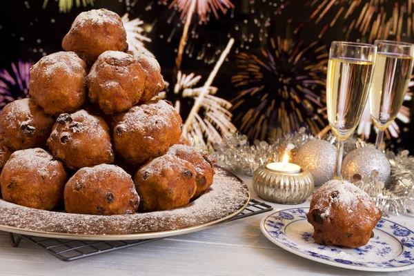 Nederländska nyårsafton med oliebollen, en traditionell bakelse — Stockfoto