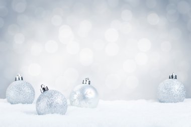 Gümüş Noel baubles gümüş bir arka plan ile karda