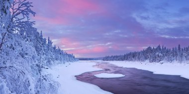 Bir kış manzarası Fin Lapland içinde nehir rapids üzerinde gündoğumu
