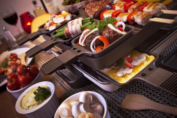 Grill de table Raclette ou la variante néerlandaise 'gourmetten' — Photo