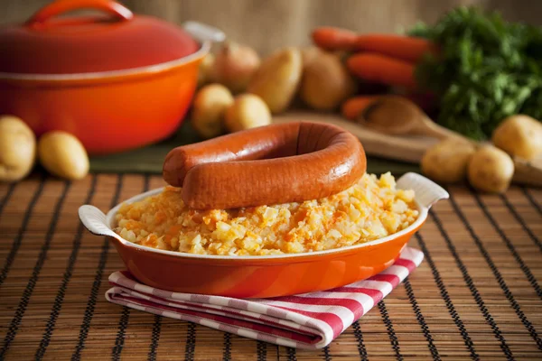 Comida holandesa: puré de patatas, zanahorias y cebollas o "Hutspot" —  Fotos de Stock