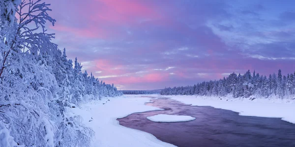 Sonnenaufgang über Stromschnellen in einer Winterlandschaft, finnisch Lappland — Stockfoto