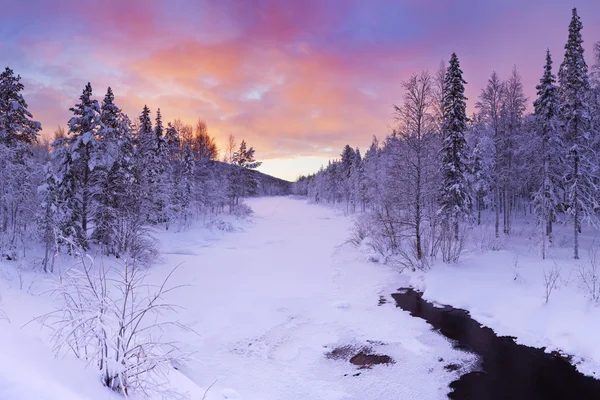 Levi, Finlandiya Lapland yakınındaki kışın bir nehir üzerinde gündoğumu — Stok fotoğraf