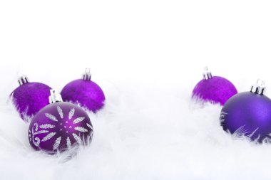 Noel baubles tüylü bir yüzeyi parlak yaktı