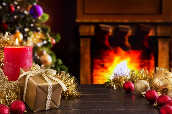 Kerstmis scène met open haard en kerstboom in de backgro — Stockfoto