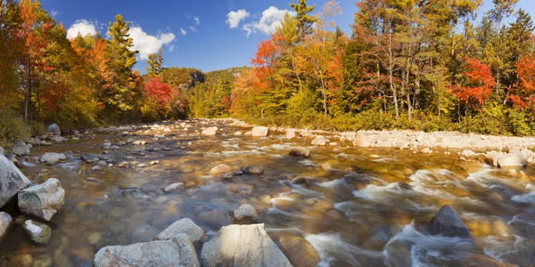 Fluss durch Laub im Herbst, schneller Fluss, New Hampshire, USA — Stockfoto