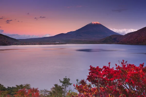 Last light on Mount Fuji and Lake Motosu, Japan — Stock Photo, Image