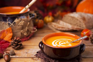 Sonbahar dekorasyonları rustik bir masada ev yapımı balkabağı çorbası