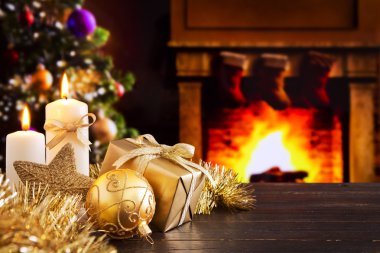 Şömine ve backgro Noel ağacı ile Noel sahne