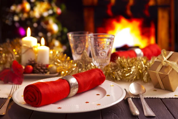 Tavolo natalizio con camino e albero di Natale nel backgro — Foto Stock