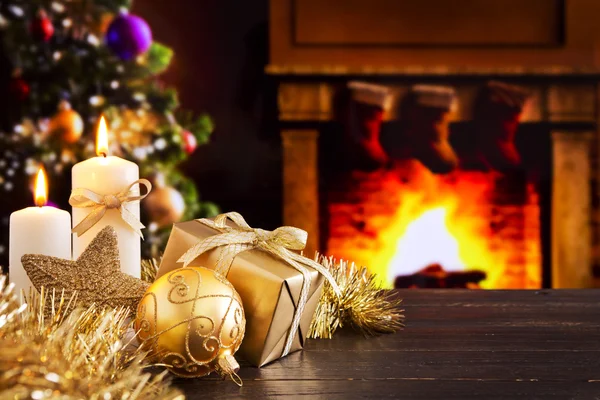 Escena de Navidad con chimenea y árbol de Navidad en el backgro —  Fotos de Stock