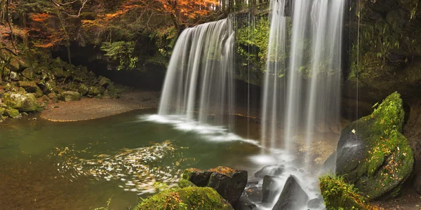 Nabegataki Falls in Japan in de herfst — Stockfoto