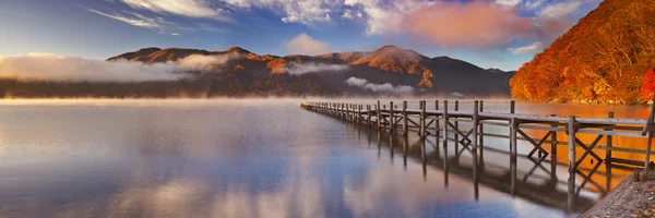 Lake Chuzenji, Japonya'da iskeleye gündoğumu Güz