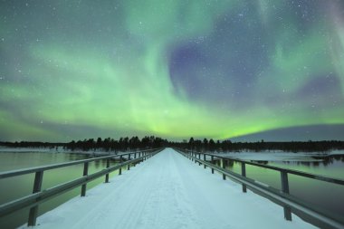 Kışın, Fin Lapland bir köprü üzerinde Kutup ışıkları
