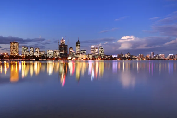 Skyline von Perth, Australien bei Nacht über den Schwanenfluss — Stockfoto