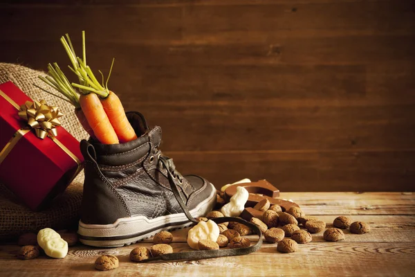 Shoe with carrots, for traditional Dutch holiday 'Sinterklaas' — стокове фото