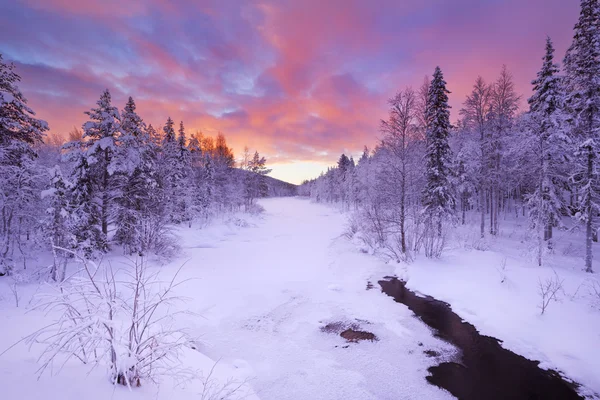 Wschód słońca nad rzeką zimą w pobliżu Levi, fińskiej Laponii — Zdjęcie stockowe