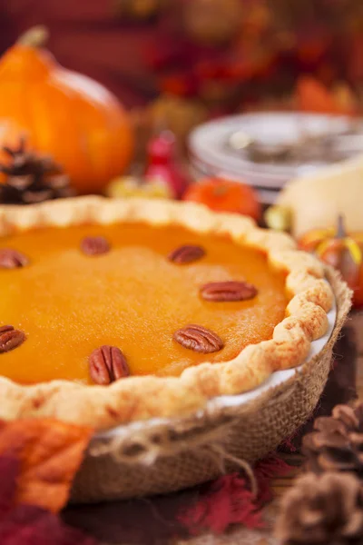 Tarta de calabaza casera sobre una mesa rústica con decoraciones otoñales —  Fotos de Stock