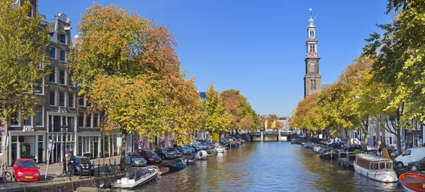 Kanał i wieży Westerkerk w Amsterdamie, w Holandii w autu — Zdjęcie stockowe